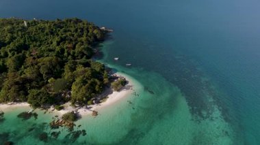 Yumuşak kumlu plajlar, yemyeşil alanlar ve kristal berrak suların bulunduğu çarpıcı bir tropik cennet keşfedin. Rahatlama ve macera arayışları için mükemmel..