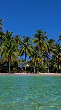 Koh Kood Tayland 'da sakin bir plajın tadını çıkarın. Palmiye ağaçları ılık meltemde hafifçe sallanarak rahatlamaya ve maceraya davetiye çıkarıyorlar. Mükemmel bir tropikal kaçış bekliyor..