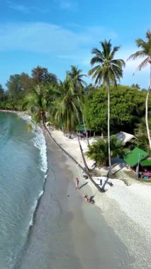 Muhteşem plajları, sallanan palmiyeleri ve kristal berrak sularıyla Koh Kood Adası Tayland. Rahatlamak için ideal bir yer. Bu tropik cennet güneşlenenleri ve maceracıları davet eder..