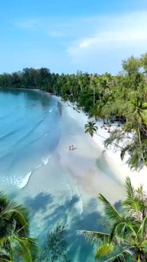 Tayland 'daki Koh Kood Adası' nın nefes kesici güzelliğini tecrübe edin. Huzurlu sahil, yemyeşil ve açık mavi gökyüzüyle çevrili kıyı şeridi boyunca uzanır..
