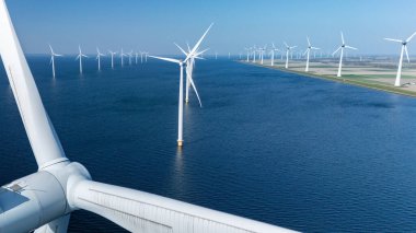 Hollanda sularında geniş açık deniz rüzgar türbinleri, sürdürülebilir enerji üretimi için rüzgar enerjisini kullanırlar. Açık denizlerdeki yel değirmeni türbinleri Hollanda 'daki yeşil enerji geçişinde