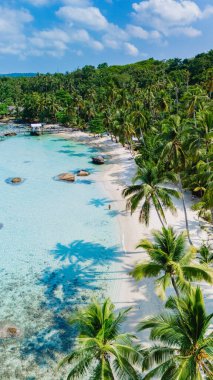 Koh Kood Adası 'nın bu çarpıcı hava manzarası berrak sularını, beyaz kumlu plajlarını ve bereketli palmiyelerini ön plana çıkarıyor. Bu da onu macera ve rahatlama için gidilecek tropikal bir yer haline getiriyor.