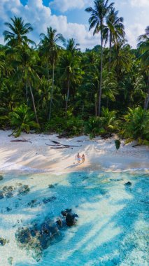 Kendinizi Tayland 'daki Koh Kood Adası' nın dingin güzelliğine tamamen daldırın. Orada sallanan palmiyeler ve berrak su ile günlük rutininizden mükemmel bir kaçış bulacaksınız.