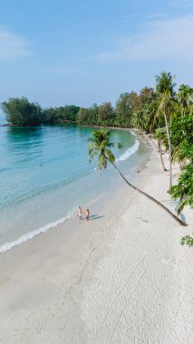 Ziyaretçiler, bereketli palmiye ağaçları ve turkuaz sularıyla çevrili Koh Kood Adası Tayland 'ın el değmemiş beyaz kumlarında güneşli bir günün tadını çıkarıyorlar. Rahatlamak ve keşfetmek için mükemmel bir kaçış..