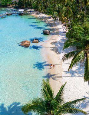 Tayland 'daki Koh Kood Adası' nın nefes kesici huzur veren güzelliğini keşfedin. Kendinizi büyüleyici plajlara ve berrak turkuaz sulara daldırın. Hepsi yemyeşil palmiye ağaçlarının arasına yerleşmiş.