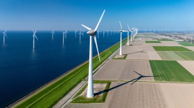 Hollanda yakınlarında faaliyet gösteren modern bir açık deniz rüzgâr çiftliği olarak Kuzey Denizi 'ni kapsayan geniş alanlar. Rüzgar türbinleri doğal enerjiden faydalanıyor, yenilenebilir enerji üretiminde yenilikler sergiliyor.