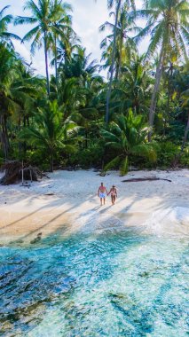 Palmiye ağaçları ve berrak sularla çevrili Koh Kood Adası 'nın güzel sahillerinde romantik bir gezintinin tadını çıkarın. Çiftler ve maceracılar için rahatlama ve keşif için idealdir.