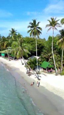 Tayland 'daki Koh Kood Adası' nın el değmemiş güzelliğini keşfedin. Altın kumların berrak sularla buluştuğu yer..