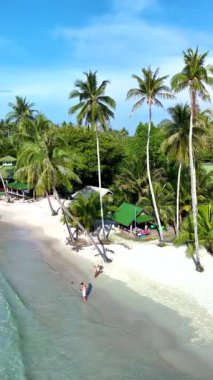 Tayland 'daki Koh Kood Adası' nın doğal güzelliğini keşfedin. Yumuşak kumların gök mavisi sularla buluştuğu yer. Plajda gevşeyin, etrafınız uzun palmiye ağaçlarıyla çevrili. Tropik bir cennet havası yaratıyorlar..