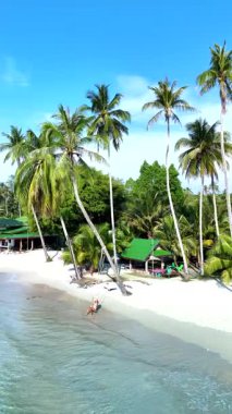 Yumuşak kumların berrak sularla buluştuğu Koh Kood Adası Tayland 'da sükuneti tecrübe edin. Tropikal cennetin tadını çıkarırken sallanan palmiyelerin altında rahatla..