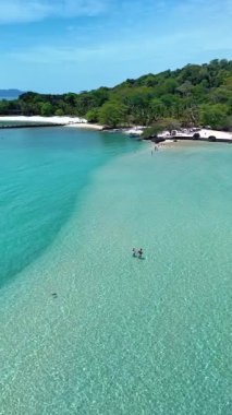 Tayland 'daki Koh Kham Adası' nın büyüleyici güzelliğini keşfedin. Turkuaz suların beyaz kumlu plajlarla buluştuğu yer..