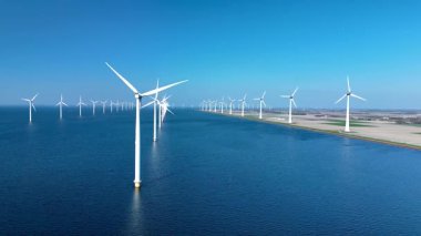 Açık denizlerdeki rüzgar türbinleri Hollanda sularında görkemli bir şekilde duruyor ve rüzgar enerjisini elektrik santrallerine yönlendiriyor. Bu yenilenebilir enerji kaynağı daha temiz bir çevreye ve sürdürülebilir bir geleceğe katkıda bulunur..