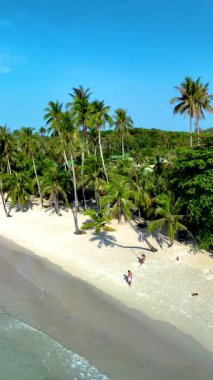 Tayland 'daki Koh Kood Adası' nın dingin güzelliğini keşfedin. Altın kumlu sahillerin sallanan palmiye ağaçlarıyla buluştuğu yer. Dalgaların ve güneşli gökyüzünün yumuşak sesiyle sakin bir kaçışın tadını çıkar..