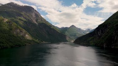 Yükselen dağların arasına yerleşen Geiranger fjord Norveç, yemyeşil ve parlak suların panoramik manzarasını sunuyor. Sakin kaçışlar ve nefes kesici manzaralar arayan doğa aşıkları için mükemmel..