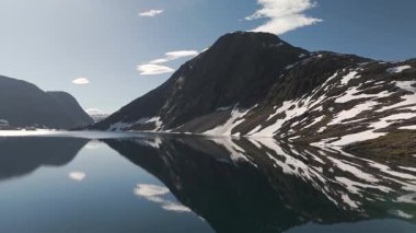 Büyüleyici bir dağ gölü, Norveç 'in nefes kesen yüksek tepelerini yansıtır. Norveç İlçe Yolu 63, Geiranger Trol Stigen Yolu, Norveç