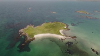 Norveç 'in Lofoten kıyısındaki uzak bir adanın huzurlu güzelliğinin tadını çıkar. Kristal berrak sular ve kayalık çıkıntılarla çevrili bu cennet konumu keşif ve rahatlamaya davetiye çıkarıyor..