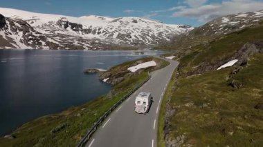 Norveç 'in görkemli fiyortlarında ve karla örtülmüş tepelerinde, Geiranger Norveç yakınlarındaki Langvatnet Yolu' ndaki kamp minibüsüyle dolambaçlı bir yolda çarpıcı bir sürüş yaşayın.