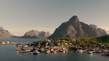Bu büyüleyici Norveç köyü Reine Lofoten Norveç fiyordun yanında doğa severler ve maceracılar için ideal büyüleyici dağlar, antika evler ve huzurlu deniz aktiviteleri sunar..