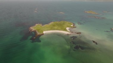Lofoten Norveç 'te, zümrüt suları ve temiz bir gökyüzü altında kumlu kıyıların bulunduğu, nefes kesici kıyı şeridinde sakin bir adanın cazibesini yaşayın. Doğa aşıkları ve maceracılar için ideal..