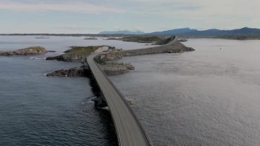 Dolambaçlı kıyı yolu Norveç 'in sakin suları ve engebeli adaları ile doğal güzelliğini sergiliyor. Atlantersveien veya Atlantik Okyanusu Otoyolu Norveç