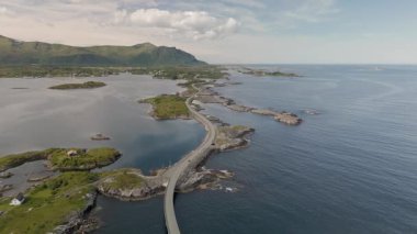 Sahil yolunun engebeli manzaralar, kayalık kıyılar ve sakin sularda sakin bir günde dolaştığı Norveç 'in nefes kesici güzelliğini hissedin. Atlantik Okyanusu drone görüntüsü