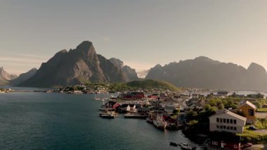 Norveç 'teki Lofoten Adaları' nın nefes kesici manzarası altın saat boyunca dağları ve huzurlu suları sergiliyor. Reine Lofoten
