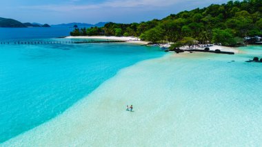 Tayland 'daki Koh Kham Adası' nın dingin güzelliğini tecrübe edin. Yumuşak beyaz kumların berrak turkuaz okyanusla buluştuğu yer. Rahatlamak ve macera yaşamak için ideal bir yer..
