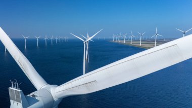 Hollanda açıklarındaki yel değirmeni parkında sayısız rüzgar türbini temiz enerji üretiyor. Açık denizlerdeki yel değirmeni türbinleri Hollanda 'daki yeşil enerji geçişinde