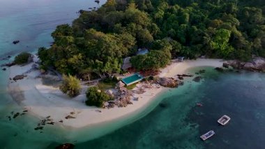 Koh Munnork Tayland 'da altın kumlar ve yemyeşil yeşilliklerle nefes kesici bir tropik cennet keşfedin. Sakin su, sersemletici doğal güzelliğin ortasında rahatlamaya ve maceraya davetiye çıkarır..