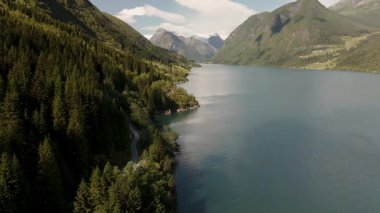 Görkemli dağların barışçıl fiyortlarla buluştuğu Norveç 'in çarpıcı güzelliğini keşfedin. Kristal berrak su, canlı yeşilliği ve yükselen tepeleri yansıtıyor, Sognefjord.