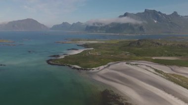 Yumuşak kumlu plajların ve dingin mavi gökyüzünün altında yükselen dağların yer aldığı nefes kesici Norveç kıyılarını keşfedin. Lofoten Norveç 'te huzur ve macera arayan doğa aşıkları için mükemmel.