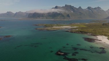 Norveç 'in görkemli kıyı şeridini, canlı turkuaz suları, dingin plajları ve Lofoten Norveç' teki engebeli dağları görmek nefes kesici bir deneyim.