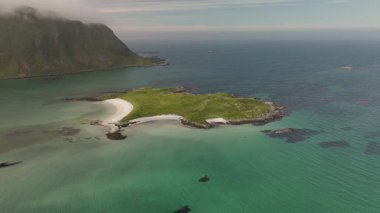 Lofoten Norveç 'in çarpıcı kıyı manzarasını deneyin, canlı turkuaz sular, yemyeşil adalar ve dramatik uçurumlar. Bu sakin ortam keşif ve rahatlamaya davetiye çıkarır.