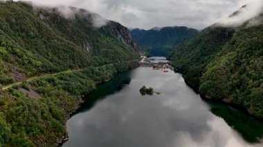 Yüksek dağlarla yeşil ormanlar arasında yuva yapmış sakin bir Norveç fiyordu keşfedin. Sakin sular gökyüzünü yansıtır, Lovrafjorden Norveç 'te keşif ve macerayı davet eder.