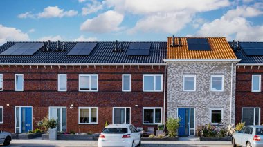 Çatılarda güneş panelleri bulunan yeni inşa edilmiş evler, yenilenebilir enerjiye olan kaymayı gösteriyor. Bu canlı mahalle, sakinlere parlak bir gelecek sunarak sürdürülebilirliği vurguluyor..