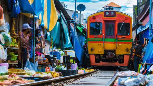 Bangkok 'taki Maeklong Demiryolu Marketi' nin canlı atmosferi, canlı ürünler ve renkli şemsiyelerle dolu bölmelerde yavaş hareket eden bir tren gibi. Benzersiz bir kültürel deneyim yaşanıyor..