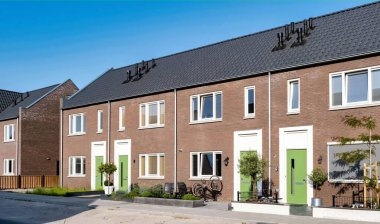 Hollanda 'nın banliyö bölgesinin cazibesini tecrübe edin. Çağdaş aile evleri, Hollanda' da davetkar cepheler ve yemyeşil alanlar.