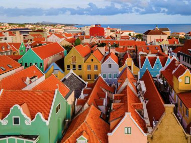 Willemstad renkli binalarıyla göz kamaştırıyor, dünyanın dört bir yanından turistleri davet ediyor. Parlak mavi gökyüzünün altında neşeli renkler ve eşsiz tasarımlar Curacao 'nun canlı kültürünü yansıtıyor..