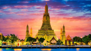 Şafak Tapınağı olarak bilinen Wat Arun, Chao Phraya Nehri 'nin yanında görkemli bir şekilde duruyor..
