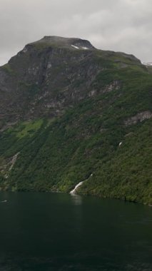 Norveç 'in nefes kesici güzelliğini keşfedin engebeli dağları ve sakin suları.