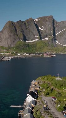 Kristal berraklığında suların üzerinde yükselen sarp dağların nefes kesici manzarası, kıyı şeridinde yuva yapmış tuhaf sahil binaları. Norveç Lofoten sergisi için mükemmel bir yaz günü.