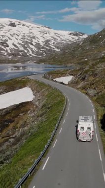 Norveç 'in güzelliğini dolambaçlı yollar boyunca büyüleyici bir sürüş ile keşfetmek, görkemli dağlar ve parıldayan göller, County Road 63, Geiranger Trollstigen Langvatnet rotası, Norveç