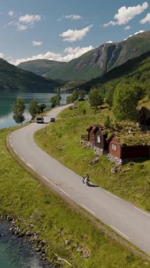 Lovatnet Norveç 'teki bir fiyordun el değmemiş suları boyunca uzanan sakin bir yol görkemli dağlar ve büyüleyici evlerle çevrilidir. Doğa aşıkları ve macera arayanlar için mükemmel..