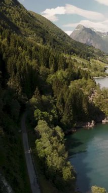 Norveç doğasının nefes kesen güzelliğini tecrübe edin. Huzurlu bir su yolunun kıyısında sık ormanların olduğu bir yer. Doğa aşıkları ve macera arayanlar için mükemmel..