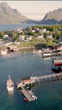 Görkemli dağlarla sakin sular arasında uzanan pitoresk bir sahil köyü. Reine Lofoten Norveç