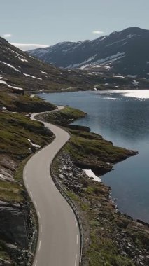 Sakin göllerin ve açık mavi gökyüzünün altında yükselen dağların yakınındaki Norveç 'in dolambaçlı yollarının nefes kesici manzarasını tecrübe edin. Gerçek bir kaçış harikalar yaratıyor, macera arayanlar için mükemmel..