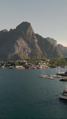 Norveç 'in sakin suları boyunca uzanan bu kıyı köyü şaşırtıcı dağ manzaraları ve hareketli liman faaliyetleri sergiliyor. Reine Lofoten Norveç