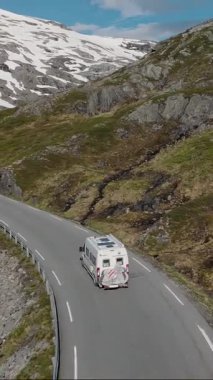 Norveç 'in güzelliğini keşfederken çarpıcı dağlar ve yemyeşil vadilerle çevrili virajlı yollarda sürerken uzak bir bölgedeki doğanın sükunetini gösteriyor. Langvatnet Geiranger