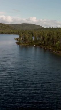 Norveç 'te, canlı ormanlar ve büyüleyici dağ manzaralarıyla çevrili tenha bir gölün sakinliğini keşfedin. Huzurlu inzivaya çekilmek isteyen doğa severler için mükemmel..
