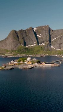 Yükselen dağlar ve sakin sularla kucaklanan uzak bir Norveç adasının nefes kesici güzelliğini keşfedin. Doğanın her ayrıntısını tecrübe edin, Sakrisoy, Moskenes, Lofoten adaları. Norveç